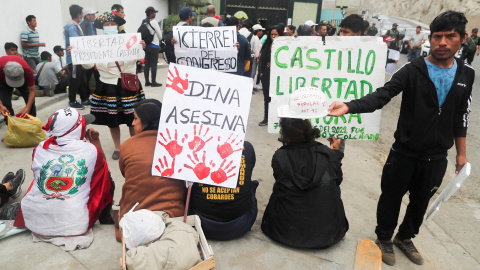 Seguidores del destituido presidente peruano Pedro Castillo se concentran frente a la cárcel de Lima en la que permanece en prisión preventiva. REUTERS/Sebastian Castaneda