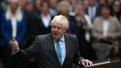 El primer ministro saliente de Gran Bretaña, Boris Johnson, pronuncia su último discurso frente al número 10 de Downing Street el 6 de septiembre de 2022.