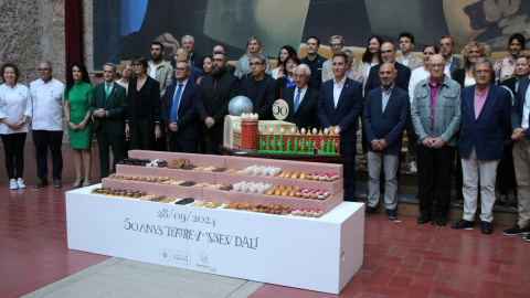 Les autoritats amb el pastís del 50è aniversari del museu Dalí.