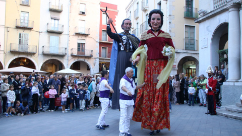 Els gegants Gala i Salvador Dalí durant la celebració.