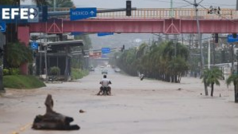 El huracán John deja severas inundaciones, deslaves y carreteras destruidas en Acapulco