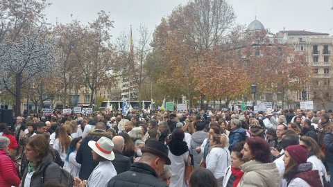 Centenares de personas protestan en la madrileña plaza de Chamberí, donde se sitúa la Consejería de Hacienda, contra las políticas sanitarias del Gobierno de Ayuso