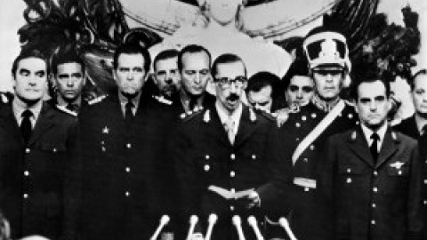 45 años de la dictadura argentina: Juan Carlos I ordenó que España fuese el primer país en reconocer el régimen de Videla