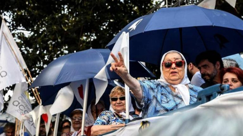 La titular de la Asociación Madres de Plaza de Mayo, Hebe de Bonafini (3d), saluda a la multitud que se concentra para recordar los 41 años del golpe cívico-militar. EFE