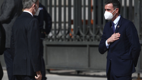 23/02/2021.- El presidente del Gobierno, Pedro Sánchez, saluda al rey Felipe VI a su llegada al acto con motivo del 40 aniversario del 23F celebrado en el Congreso. Eduardo Parra / Europa Press