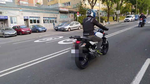 Señales de limitación a 30km/h pintadas en la calzada de Bilbao. Foto de archivo.