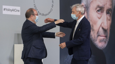 El ministro de Cultura y Deporte, Miquel Iceta, abraza al actor José Sacristán, tras entregarle el Premio Nacional de Cinematografía 2021, en el marco de la 69ª edición del Festival Internacional de Cine de San Sebastián. E.P./Alberto Ortega