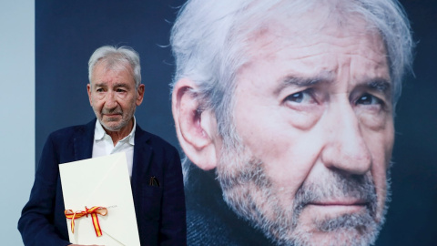 El actor José Sacristán con el Premio Nacional de Cinematografía 2021 que concede el Ministerio de Cultura "por representar la historia viva del cine español de los últimos sesenta años", en el marco de la 69 Edición del Festival Internacional de C