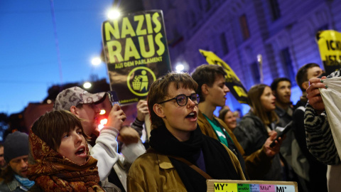 Varias personas protestan contra la victoria de la extrema derecha en Austria y piden la salida de los nazis del parlamento.