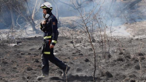 Un bombero comprueba los efectos del incendio de Cadalso de los Vidrios | Emergencias 112