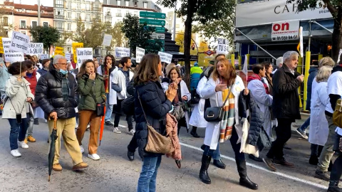 Protesta de los médicos de familia y pediatras en huelga frente a la Consejería de Sanidad de Madrid