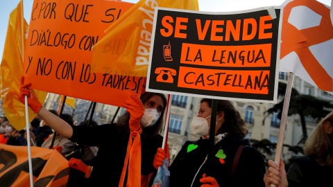 Miembros de la plataforma Más plurales se manifiesta este jueves en frente del Congreso de los Diputados en Madrid por la nueva ley de educación Ley Orgánica de Modificación de la LOE (LOMLOE), también conocida como ley Celaá.