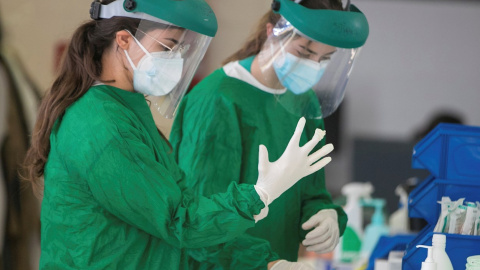 19/11/2020.- Sanitarios del Hospital Clínico Lozano Blesa de Zaragoza se equipan para atender la sala de recepción de pacientes con síntomas covid en Urgencias.