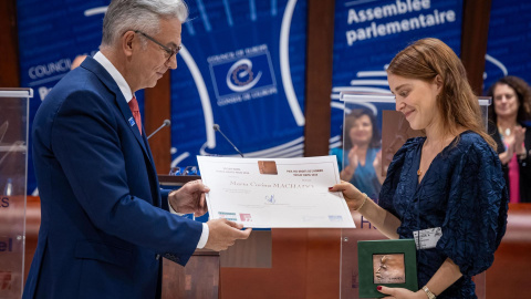 El presidente de la Asamblea parlamentaria del Consejo de Europa, Theodoros Roussopoulos, entrega el premio Vaclav Havel de Derechos Humanos a la hija de Corina Machado.