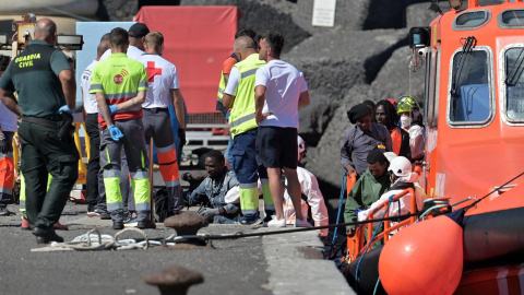 Dos cayucos con un total de 112 personas han llegado este lunes por la mañana al puerto de La Restinga, en El Hierro.