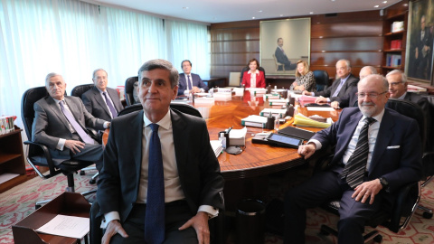 15 de diciembre de 2021. El presidente del Tribunal Constitucional, Pedro González-Trevijano (c) junto a otros jueces, en el primer Pleno jurisdiccional tras la renovación del órgano, en el Tribunal Constitucional, a 15 de diciembre de 2021, en Madrid,