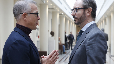 12/12/2022.- El senador del PP Javier Maroto (d) conversa con el presidente del Senado, Ander Gil (i), en los pasillos del Senado, este lunes. El proyecto de Presupuestos Generales del Estado para 2023 afronta esta semana el debate de vetos en el Senado,