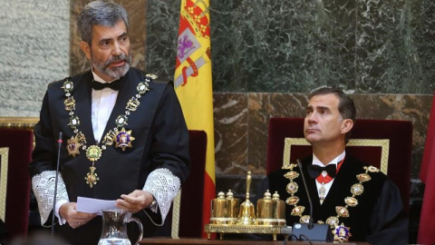 Carlos Lesmes, presidente del Tribunal Supremo y del CGPJ, habla ante la atenta mirada de Felipe VI.- EFE/Archivo