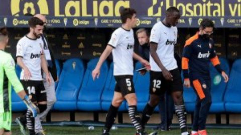 El Valencia abandona unos minutos su partido de Liga tras denunciar insultos racistas a un jugador