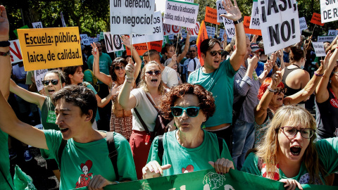 Multitud de personas, con pancartas y carteles reivindicativos durante una manifestación por los derechos de la educación pública en la Comunidad de Madrid, a 10 de septiembre de 2022, en Madrid (España). Imagen de archivo.