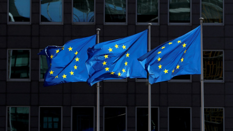 Las banderas de la Unión Europea ondean fuera de la sede de la Comisión Europea en Bruselas, Bélgica.