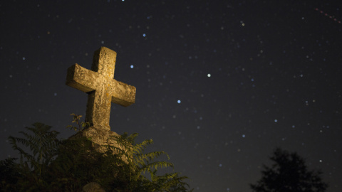 Las estrellas en el cielo nocturno en el lugar de Curbián, en Palas de Rei (Lugo). EFE/Eliseo Trigo