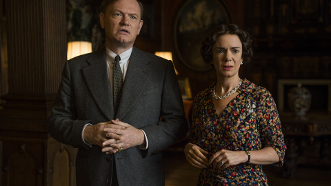 Jared Harris como el rey Jorge VI y Victoria Hamilton como la Reina Madre en 'The Crown'.