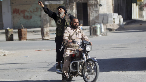 Dos miembros de Al Qaeda en una moto en Idlib. /REUTERS