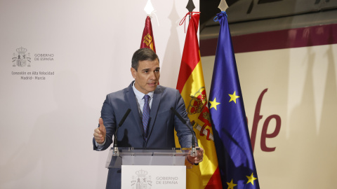 El presidente del Gobierno, Pedro Sánchez, durante una comparecencia ante la prensa este lunes en Murcia tras el viaje inaugural del tren de alta velocidad a la capital murciana. Este proceso culmina el Corredor del Levante y avanza en el Corredor del Me