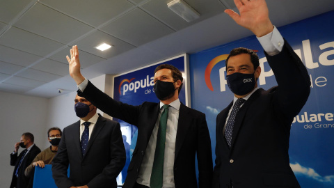 El presidente del PP, Pablo Casado (1), y el presidente del PP-A y de la Junta, Juanma Moreno ( d), clausuran la reunión del Consejo Provincial de Alcaldes y Portavoces del PP de Granada a 09 de abril 2021.