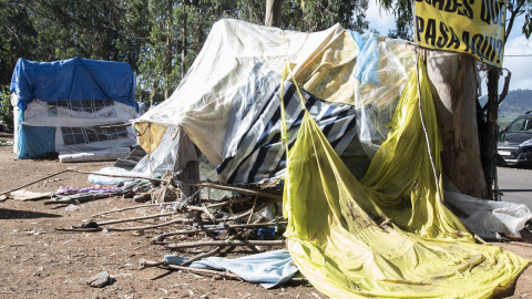 Algunas de las instalaciones en el campamento de Las Raíces, donde conviven personas migrantes, a 7 de abril de 2021, en La Laguna, Tenerife,