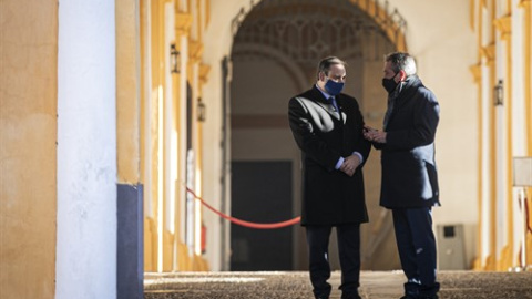 El ministro de Transportes, Movilidad y Agenda Urbana, José Luis Ábalos (i), y el alcalde de Sevilla, Juan Espadas (d), pasean por el Real Alcázar durante la firma de un protocolo general para el desarrollo de la Agenda Urbana Española. Además, el mi