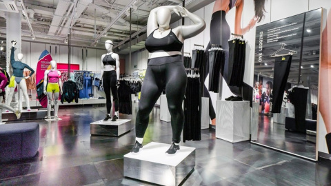 Maniquís plus size en una tienda de Londres. / NIKE