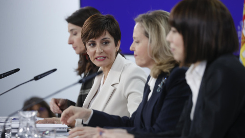 La vicepresidenta primera y ministra de Asuntos Económicos y Transformación Digital, Nadia Calviño (2d), junto a la ministra portavoz del Gobierno, Isabel Rodríguez (2i); la ministra de Ciencia e Innovación, Diana Morant (d), y la titular de la carte