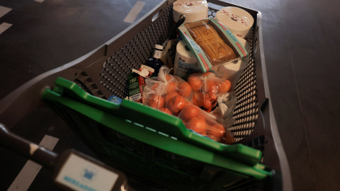 Un carro de la compra en un supermercado en Ronda (Málaga). REUTERS/Jon Nazca