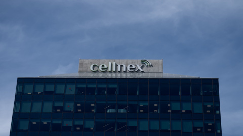 El logo de Cellnex Telecom, en su sede en Barcelona. E.P./David Zorrakino