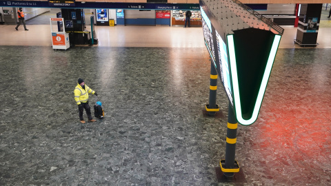 Un hombre mira el tablero de salidas de la estación de tren de Euston, en Londres, durante la huelga. 14 de diciembre de 2022