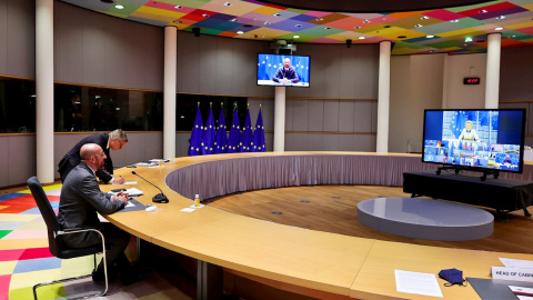 El presidente del Consejo Europeo, el belga Charles Michel, conversa con los líderes de la UE, durante la cumbre celebrada por videoconferencia. EFE/EPA/OLIVIER MATTHYS / POOL