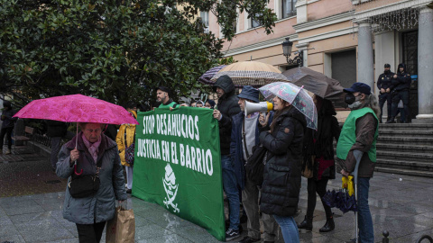 Activistas de la PAH de Vallecas protestan frente a la Junta Municipal del distrito este martes 20 de diciembre de 2022.