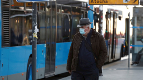 Un hombre protegido con una mascarilla transita las inmediaciones de la Estación de Atocha de Madrid.