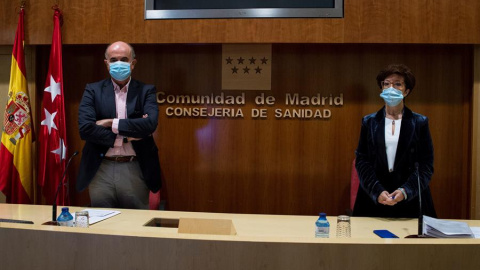 El viceconsejero de Salud Pública y Plan COVID-19 de la Comunidad de Madrid, Antonio Zapatero, junto a la directora general de Salud Pública, Elena Andradas.