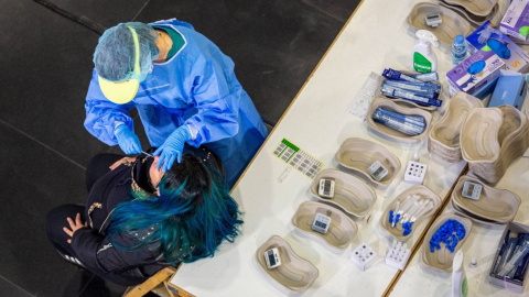 Personal sanitario realiza test de antígenos en el Palacio de Congresos Riojaforum de Logroño.