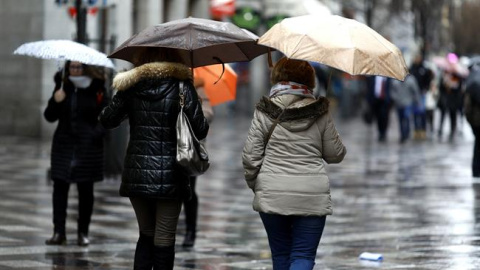 Personas con paraguas un día de lluvia.