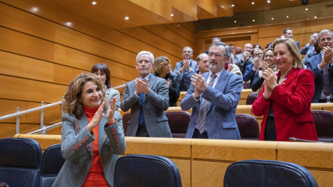 La ministra de Hacienda, María Jesús Montero, recibe los aplausos de la bancada socialista tras el durante el pleno del Senado que ha aprobado el proyecto de Ley de Presupuestos Generales del Estado para 2023. EFE/ Fernando Villar