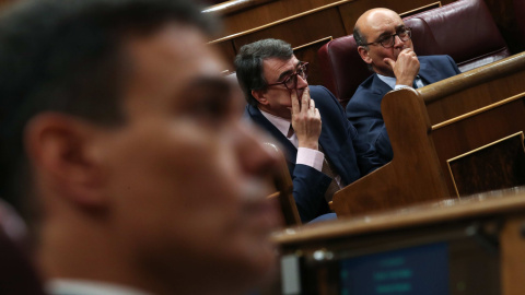 El líder del Partido Socialista Pedro Sánchez, el portavoz del Partido Nacionalista Vasco (PNV), Aitor Esteban y Mikel Legarda durante una moción de censura- REUTERS