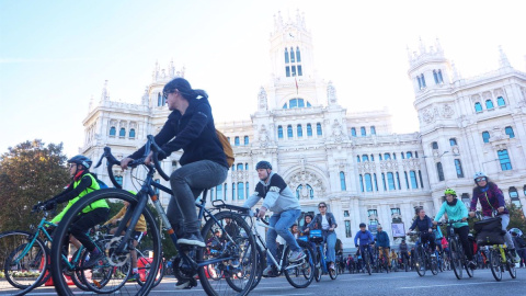 Varias personas en bicicleta participan en una manifestación por la movilidad sostenible. Imagen de archivo.