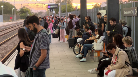 L'andana de l'estació de Cubelles plena de gom a gom de passatgers que esperen el tren de les 7.44h de l'R2 Sud