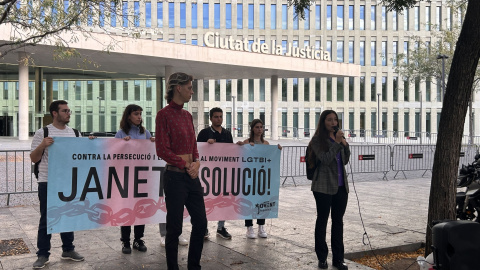 L'activista LGBTI acusada, Janet Catalan, al costat de la seva advocada, Marta Bolinches, a les portes de la Ciutat de la Justícia.