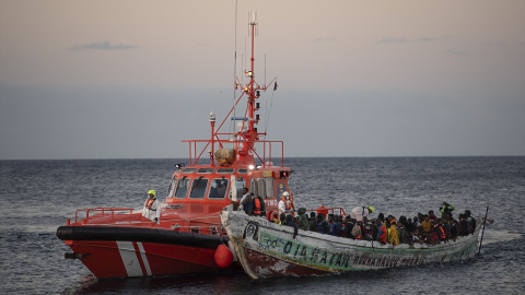 Imagen de archivo de una embarcación de Salvamento Marítimo llegando junto a un cayuco a El Hierro.