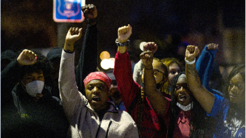 Manifestantes protestan por la muerte, Daunte Wright  a manos de la Policía, el 11 de abril de 2021 en Brooklyn Center, Minnesota.